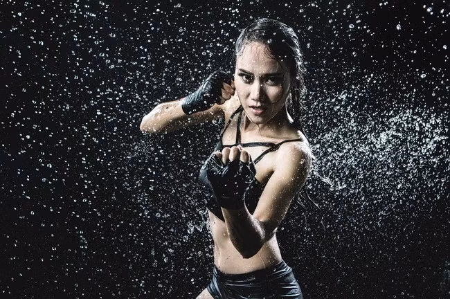 Mỗi lần xuất hiện trước công chúng, Kim Dung trông đầy năng lượng cùng nụ cười rạng rỡ. Khác với những bộ ảnh thời trang trước đây, lần này Kim Dung muốn người xem tập trung vào biểu cảm khuôn mặt, ánh nhìn và các động tác dứt khoát như một đả nữ thực sự. Kim Dung mạnh mẽ nhưng cũng đầy quyến rũ cùng người mẫu nam. Nữ Cascadeur sinh năm 1988 sở hữu ngoại hình mạnh mẽ cùng đôi mắt sắc hút hồn, thế nhưng ít ai biết ẩn sâu trong con người Kim Dung lại là một cô gái sống tình cảm và có đôi chút yếu đuối.