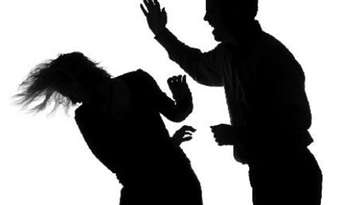 Tu choi yeu, gai tre bi ban trai danh gay 4 cai rang