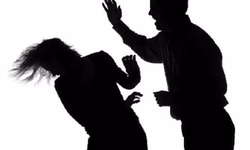 Tu choi yeu, gai tre bi ban trai danh gay 4 cai rang