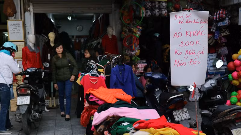 Một số người đi mua sắm cho biết tuy biển giảm giá được trưng khắp phố nhưng nhiều mặt hàng không hề rẻ so với ngày thường.