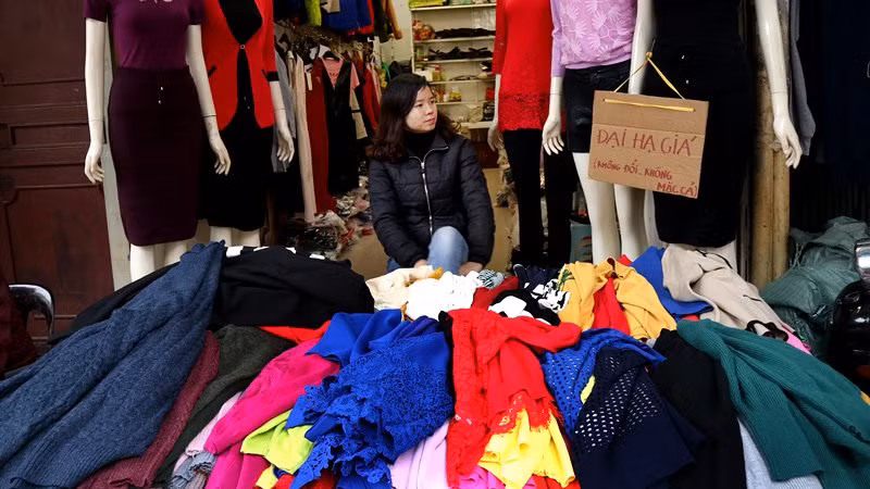 Dòng chữ "đại hạ giá" dường như là mặc định cho việc không được mặc cả hay đổi trả.