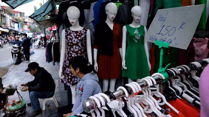 Mặt hàng thời trang đủ loại bày bán trên vỉa hè hầu hết không quên ghi dòng chữ không mặc cả.