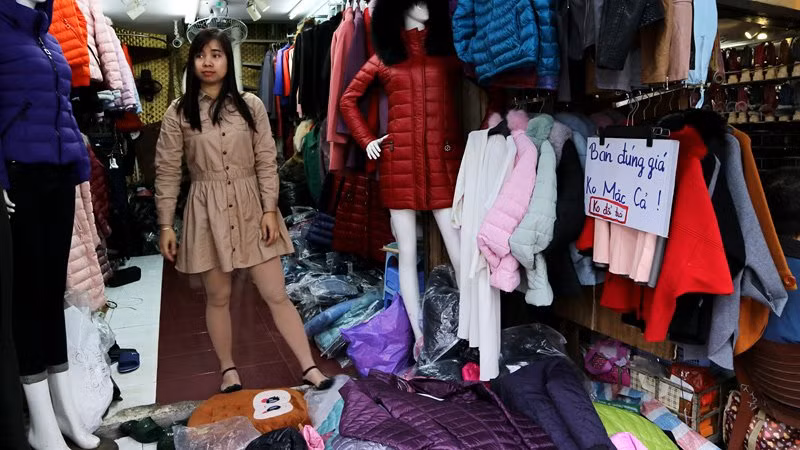 Cam kết đúng giá hầu hết được viết sơ sài trên những tấm bìa xé vội từ những hộp giấy, tấm xốp...