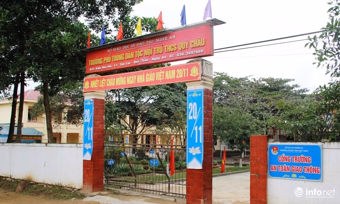 Cách TP. Vinh khoảng gần 170 km, phải mất gần 4 tiếng đi ô tô, chúng tôi mới có mặt ở Thị trấn Tân Lạc, huyện Quỳ Châu (Nghệ An). Con đường đang làm dang dở vào Trường Phổ thông Dân tộc Nội trú THCS Quỳ Châu chưa đầy 2 km nhưng toàn bùn đất, lầy lội mỗi khi trời mưa. Trường có 298 em học sinh ở 4 khối 6,7,8,9 được tuyển sinh từ 11 xã trong toàn huyện Quỳ Châu. Trong đó học sinh đồng bào dân tộc Thái 285 em (chiếm tỷ lệ 95,6 %), dân tộc Kinh có 10 em (chiếm tỷ lệ 3,4 %), còn lại là dân tộc Thổ 3 em (chiếm tỷ lệ 1 %).