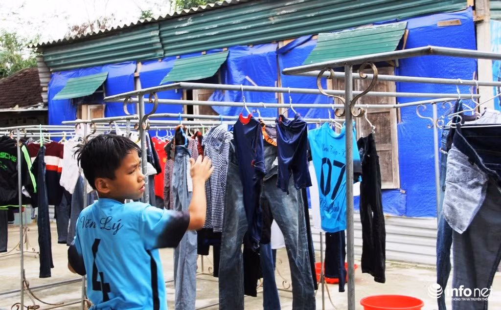 Trao đổi với PV Báo điện tử Infonet, Thầy giáo Phạm Mạnh Hùng – Hiệu trưởng Trường Phổ thông Dân tộc Nội trú THCS Quỳ Châu chia sẻ: “Với gần 98% học sinh là con em đồng bào dân tộc thiểu số, nên cuộc sống còn rất khó khăn, việc đi lại còn rất vất vả. Tuy là khó khăn nhưng mấy năm qua nhà trường luôn đứng tốp đầu của huyện về chất lượng học tập, số lượng học sinh giỏi. Đồng thời đứng tốp đầu trong số 6 trường DTNT THCS trên địa bàn toàn tỉnh”.