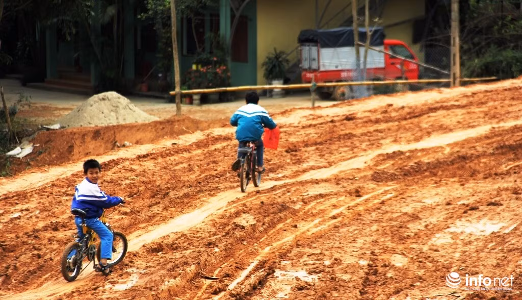 Với hơn 60% học sinh thuộc diện hộ nghèo, vùng sâu, vùng xa, giao thông đi lại rất khó khăn, có em sống cách trường hơn 30 km đường rừng. Hiện nay, trong quá trình hoàn thiện các hạng mục công trình phục vụ nội trú như nhà ăn, nhà ở, nhà hiệu bộ, nhà công vụ… nên nhiều sinh hoạt của các thầy, cô giáo cùng các em học sinh còn gặp nhiều khó khăn.