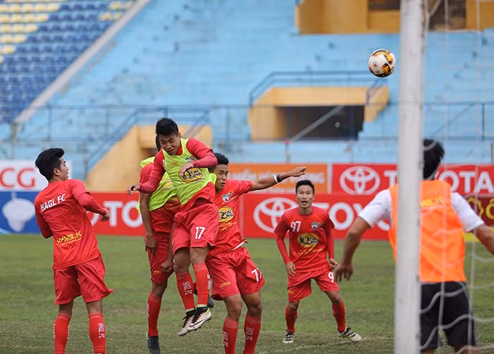 Phong độ của HAGL cũng rất tệ ở giai đoạn đầu V-League, với hai trận toàn thua. HLV Quốc Tuấn cho biết có thể đây chưa phải là điểm rơi của các cầu thủ, nhưng toàn đội đều sẽ quyết tâm phấn đấu giành 1 điểm.