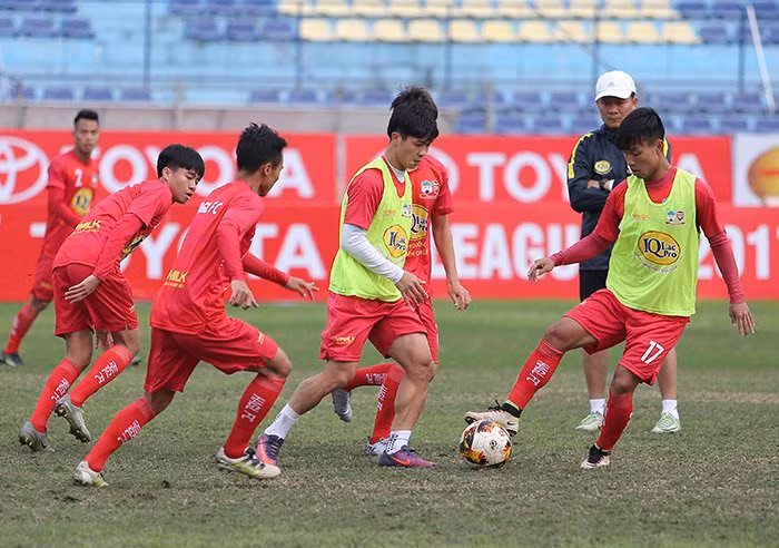 Trở lại buổi tập của HAGL chiều nay, HLV Quốc Tuấn chủ yếu cho các học trò khởi động và tập bài đối kháng trên nửa sân để làm quen với thời tiết Hà Nội. Dù ở Gia Lai khá lạnh nhưng các cầu thủ đội bóng phố Núi cho biết họ sợ cái lạnh của thủ đô. Trong trận đấu ngày mai tại Hàng Đẫy, HAGL được dự báo sẽ lành ít dữ nhiều vì đối đầu với nhà đương kim vô địch Hà Nội FC.