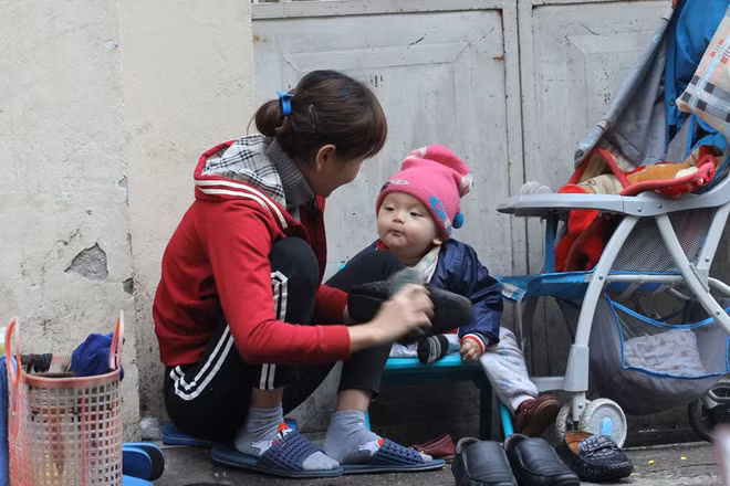 Mới đây, trên các diễn đàn, trang mạng liên tục chia sẻ những hình ảnh đời thường của hai mẹ con đánh giày trên phố Hà Nội giữa trời đông. Chia sẻ theo những hình ảnh này, nhiều cư dân mạng không kìm nén được cảm xúc, mong muốn hai mẹ con dù trong điều kiện thời tiết khắc nghiệt sẽ luôn được mạnh khỏe, vượt qua những khó khăn trong cuộc sống này. "Dù mẹ có nghèo có khổ nhưng mẹ vẫn mong con của mẹ sau này sung sướng và hạnh phúc.Tình cảm của mẹ thật lớn lao" - Facebooker Đinh Viết Đức bày tỏ.