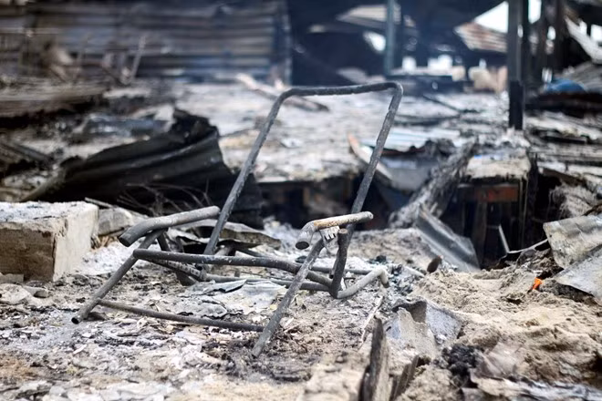 Ngọn lửa lan quá nhanh, người dân chỉ kịp chạy thoát thân, tài sản bị thiệu rụi hoàn toàn.