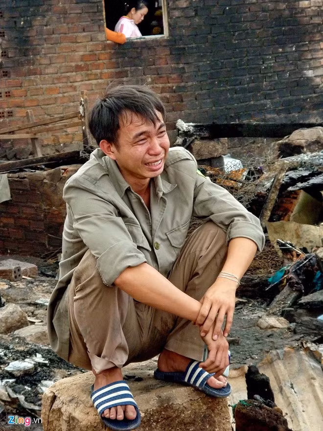 Có khoảng 70 hộ dân với hơn 1.400 người "màn trời chiếu đất" sau một đêm. Anh Vinh ngồi trên đổ nát khóc ròng vì ngôi nhà của anh vừa mới sửa lại hết 60 triệu đồng, giờ không còn gì.