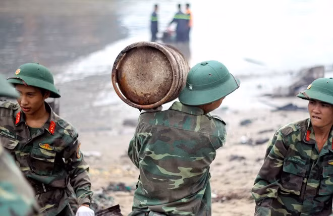 Những vật dụng bằng kim loại sót lại sau vụ cháy được lực lượng cứu hộ đưa ra khỏi hiện trường.