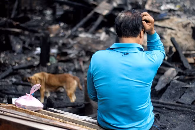 Cuộc sống dựa vào nghề đi biển vốn đã chật vật, nay ngôi nhà duy nhất bị cháy, người dân đang hoang mang khi không rõ ngày mai sẽ như thế nào.