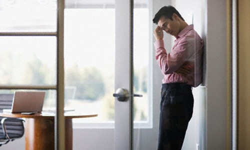 Tôi cũng hiểu rằng ai cũng có những phần quá khứ cần phải tôn trọng và rằng hiện thực mới là điều quan trọng nhưng tôi không sao thoát khỏi ý nghĩ: Cô ấy cả gan nói dối trắng trợn chuyện quá khứ như vậy hẳn cô ấy còn có thể qua mặt tôi nhiều chuyện nữa đây. Ảnh minh họa.