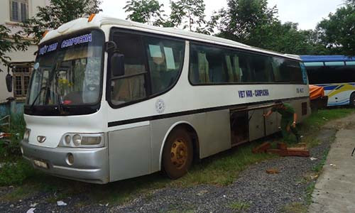 Nhiều tháng qua, chiếc xe khách "ma" này xuất hiện trên tuyến đường Tuy Đức (Đắk Nông) về Gia Lai nhưng không chở khách.