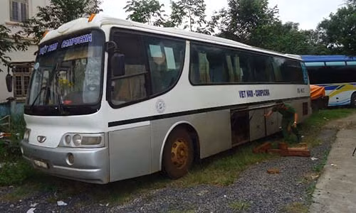 Nhiều tháng qua, chiếc xe khách "ma" này xuất hiện trên tuyến đường Tuy Đức (Đắk Nông) về Gia Lai nhưng không chở khách.