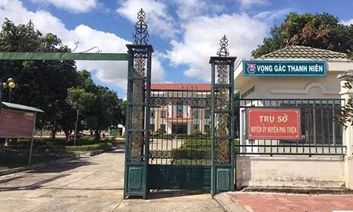 Pho ban to chuc huyen o Gia Lai dung bang gia