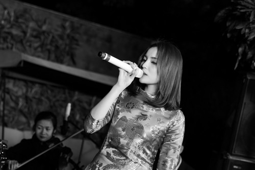 Hoa hậu vốn sở hữu giọng hát nhẹ nhàng, tình cảm.