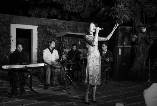 Cũng tại sự kiện, nhan sắc gốc Nam Định đã ngẫu hứng hát ca khúc "Cảm ơn tình yêu" dành tặng cho các vị khách mời.