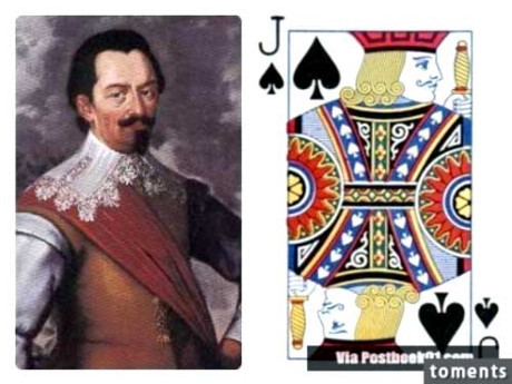 Tương tự như quân J rô, nhiều người cho rằng J bích là Wallenstein, nhà lãnh đạo quân sự và chính trị phục vụ dưới quyền Hoàng đế La Mã Thần thánh Ferdinand II và chỉ huy đội quân từ 3 vạn đến 10 vạn người của Hoàng đế trong cuộc Chiến tranh Ba Mươi năm (1618-48). Một số người khác lại cho rằng đây là hình ảnh của Ogier, người tùy tùng của vua Charlemagne.