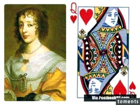 Trên quân Q cơ là hình ảnh của nữ hoàng Judith, nhân vật trong kinh thánh Cựu ước. Bà là quả phụ xinh đẹp của Hebrew cổ (chủ yếu là người Do Thái). Nhờ nhan sắc và mưu trí, bà đã hạ sát Holoferne, hùng tướng của Philitinh, để cứu người dân thành Bethulia.