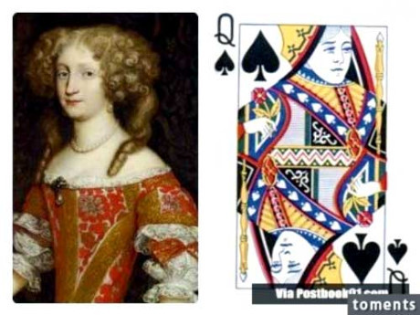 Quân Q bích là nữ hoàng Eleanor, vợ của hoàng đế Leopold I. Đây là người phụ nữ duy nhất trong các quân bài cầm vũ khí.