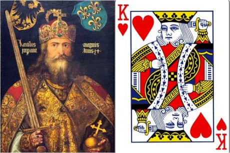 Trên quân bài K cơ là vua Charlemagne. Charlemagne Charles Đại đế (742-814) là vua của người Frank (768-814), sau lên ngôi Hoàng đế La Mã. Trong 14 năm tại vị, ông đã tiến hành hơn 50 cuộc chinh phạt, làm chủ hơn một nửa lãnh thổ châu Âu. Trên quân K cơ, ông là người duy nhất không có ria do người đục gỗ trên bảng khắc hình tượng của ông đã vô tình làm chiếc đục trượt qua môi khiến bộ ria của ông bị mất.