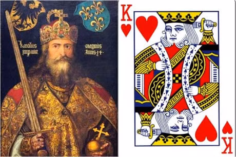 Trên quân bài K cơ là vua Charlemagne. Charlemagne Charles Đại đế (742-814) là vua của người Frank (768-814), sau lên ngôi Hoàng đế La Mã. Trong 14 năm tại vị, ông đã tiến hành hơn 50 cuộc chinh phạt, làm chủ hơn một nửa lãnh thổ châu Âu. Trên quân K cơ, ông là người duy nhất không có ria do người đục gỗ trên bảng khắc hình tượng của ông đã vô tình làm chiếc đục trượt qua môi khiến bộ ria của ông bị mất.