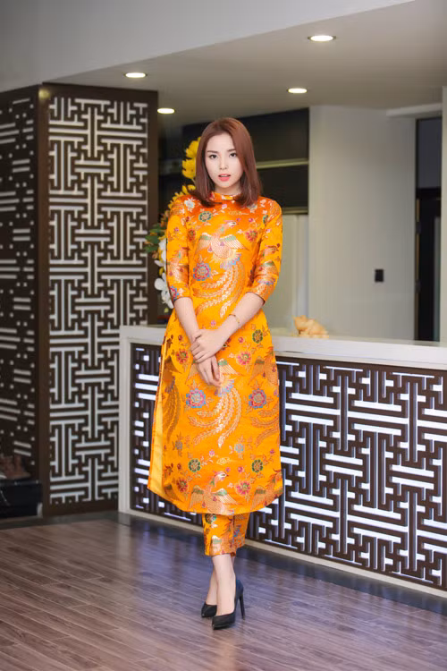 Khi xuất hiện, Kỳ Duyên khiến không ít người bất ngờ về diện mạo mới. Cô đã "chia tay" mái tóc dài màu đen, cắt ngắn ngang vai và nhuộm màu sáng.