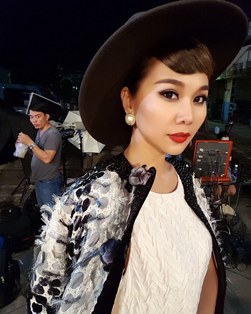 Thanh Hằng bình luận hài hước về bức hình "Chụp selfie thôi mà... tuy có điệu nhưng sao anh nhìn em quá vậy".