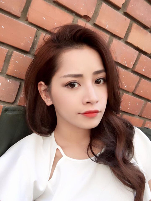 Với lịch quay dày đặc nhưng Chi Pu vẫn rất xinh đẹp "Ngày thứ 4 quay hình tại Hungary mà thấy dài như 4 tháng vậy. Nhớ Việt Nam lắm".