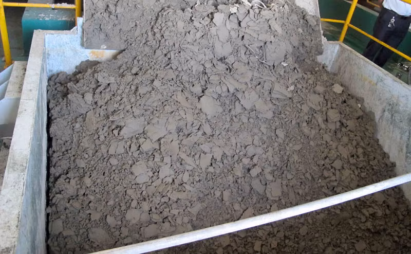 Cận cảnh loại chất thải trong Formosa bị chôn lấp ở trang trại tại thị xã Kỳ Anh.