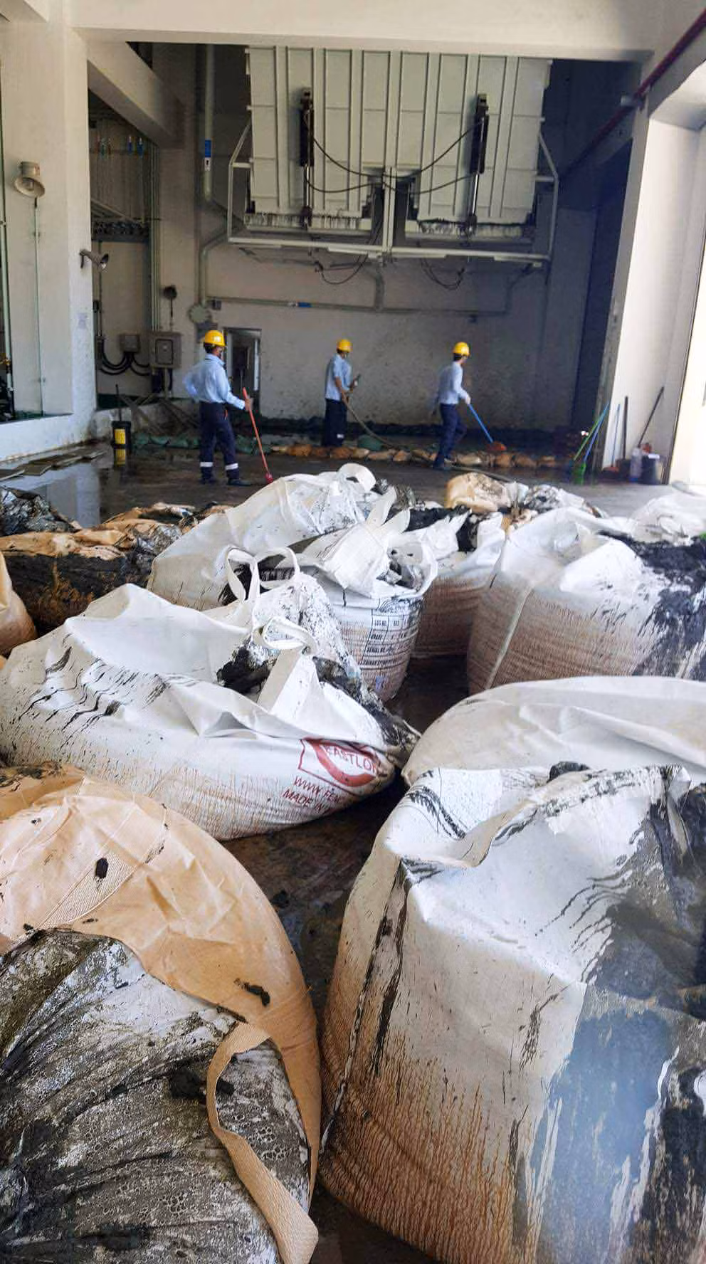 Nhân viên công ty Formosa đang vệ sinh khu vực tập kết chất thải công nghiệp.