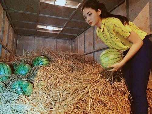 Kỳ Duyên bị tố làm màu khi đi từ thiện.