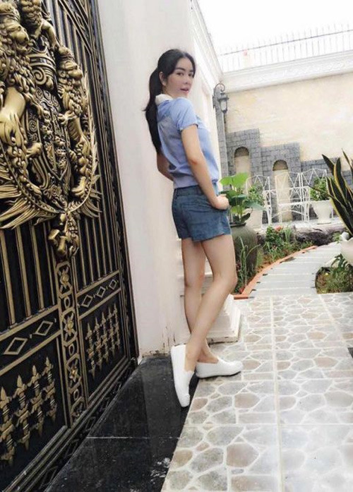 Khuôn viên sân trước rộng rãi.