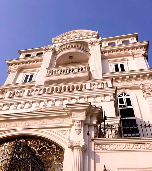 Bạn thân của Lý Nhã Kỳ kể hoá ra bấy lâu chị chỉ hay ra vào có một mặt cổng, còn cái mặt cổng nữa chưa "bén mảng" đến. Chị cứ đi vòng vòng thưởng hoa, âu yếm lá trước một bên cổng cũng hết buổi sáng. Nhìn từ bên ngoài, biệt thự được xây dựng theo kiến trúc châu Âu tráng lệ. Ở tầng cao nhất, có thể ngắm cả thành phố, đón gió sông lồng lộng. Bên trong nhà là các không gian được dát vàng. Cô hóm hỉnh chia sẻ: "Vẫn có ý định khi nào nghèo nghèo, sẽ âm thầm cạo lấy một ít ở chân tường xài tạm nhá Lý Nhã Kỳ".