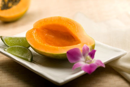 Giảm viêm. Viêm là đáp ứng của cơ thể trước tác nhân gây hại. Tuy nhiên trong dị ứng và nhiều bệnh mạn tính viêm lại có hại đối với cơ thể. Nước ép lá đu đủ chứa các chất có đặc tính chống viêm, do đó giúp giảm viêm và có thể hỗ trợ làm giảm các tác dụng phụ do điều trị hóa chất. 