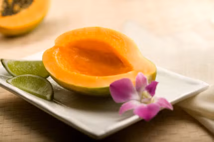 Giảm viêm. Viêm là đáp ứng của cơ thể trước tác nhân gây hại. Tuy nhiên trong dị ứng và nhiều bệnh mạn tính viêm lại có hại đối với cơ thể. Nước ép lá đu đủ chứa các chất có đặc tính chống viêm, do đó giúp giảm viêm và có thể hỗ trợ làm giảm các tác dụng phụ do điều trị hóa chất. 