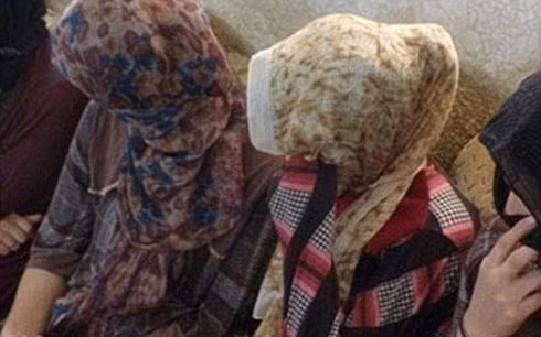Các phụ nữ Yazidi bị rao bán như món đồ tại các chợ đấu giá của IS. (Ảnh tư liệu của Daily Mail.)