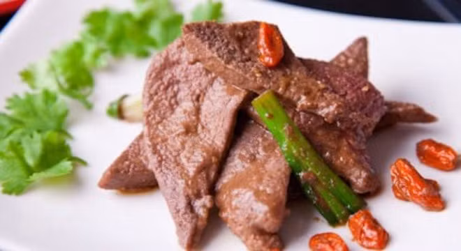 Gan lợn. Gan lợn luôn được biết đến là bộ phận chứa nhiều dinh dưỡng: đạm, vitamin A, B, D, nicotilic và axid folid. Đặc biệt Vitamin A trong gan lợn cao gấp nhiều lần so với thịt, cá, trứng, sữa. Bởi vậy, nhiều người ưa chế biến gan cho trẻ nhỏ, người già, người ốm, phụ nữ mang thai ăn mà không biết rằng “yêu nhau cho ăn tiết, giết nhau cho ăn gan”.