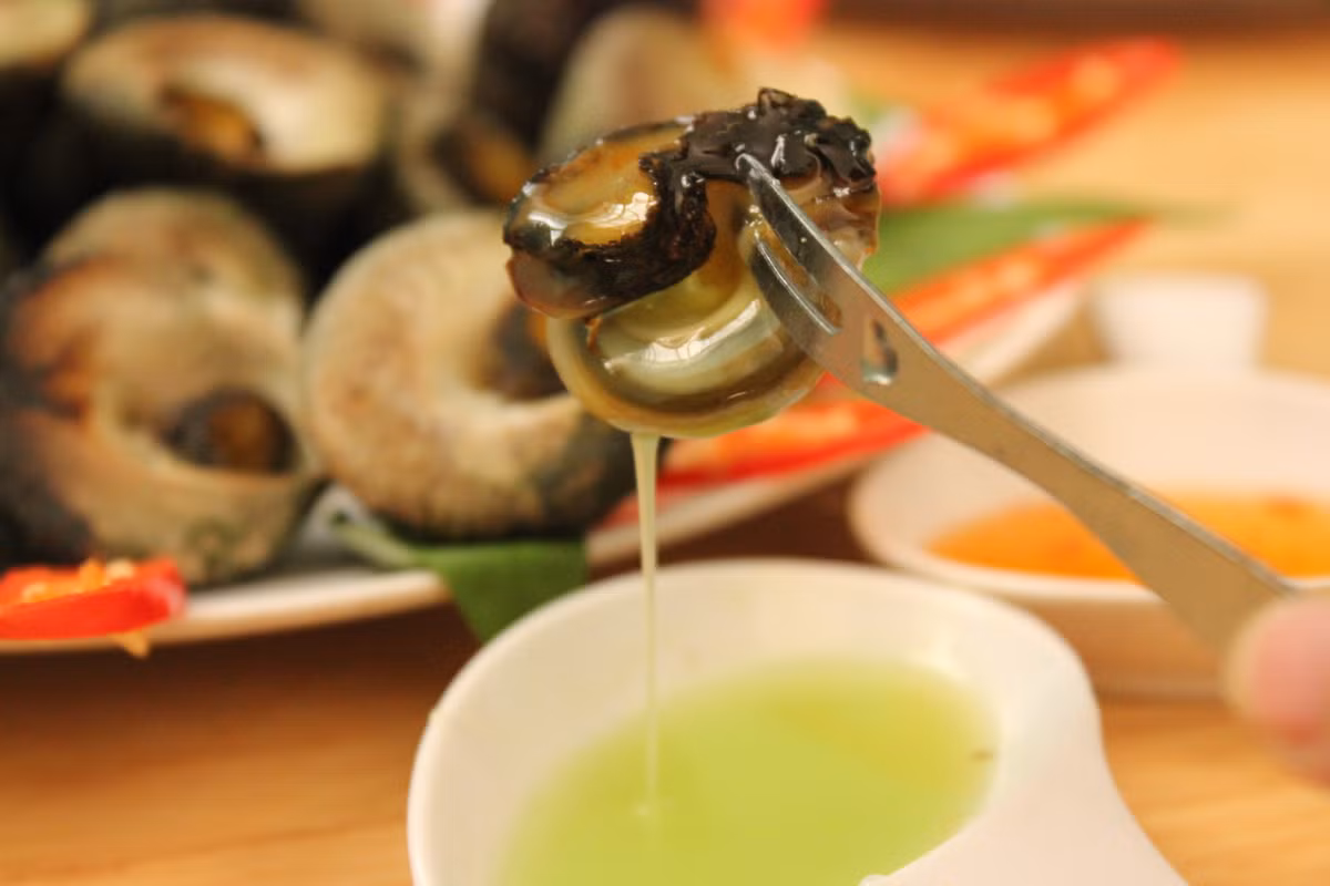 Ốc. Nếu ăn thịt lợn với ốc dễ gây lạnh bụng, khó tiêu, rối loạn tiêu hóa. Vì thế nên tránh ăn hai thực phẩm này với nhau.