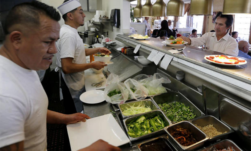 Roberto Torres chuẩn bị bữa ăn theo yêu cầu của khách trong khu bếp của nhà hàng Song Long. Ảnh: Los Angeles Times