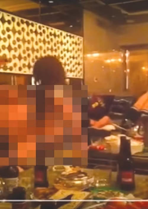 Chan dai tuyet ky “chai” Tay va mua ban than xac duoi den mo