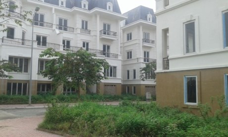 Dự án Lideco được khởi công xây dựng vào năm 2007 và hoàn thiện từ năm 2013 với 600 ngôi biệt thự kiểu Pháp, nhưng đến cuối năm 2013 mới có 400 căn biệt thự tại đây được bàn giao cho khách hàng. Tuy nhiên, có nhiều vấn đề nảy sinh nên đến nay khu đô thị này vẫn vắng bóng người. Hạ tầng đường nội bộ, điện nước đầy đủ, thậm chí các luống hoa, cỏ cảnh trong Khu cũng đã được trồng khá lâu, nhưng người mua nhà vẫn chưa nhận nhà, chuyển về ở.