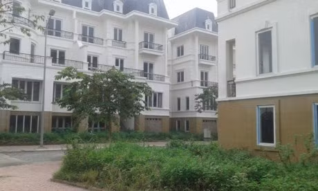 Dự án Lideco được khởi công xây dựng vào năm 2007 và hoàn thiện từ năm 2013 với 600 ngôi biệt thự kiểu Pháp, nhưng đến cuối năm 2013 mới có 400 căn biệt thự tại đây được bàn giao cho khách hàng. Tuy nhiên, có nhiều vấn đề nảy sinh nên đến nay khu đô thị này vẫn vắng bóng người. Hạ tầng đường nội bộ, điện nước đầy đủ, thậm chí các luống hoa, cỏ cảnh trong Khu cũng đã được trồng khá lâu, nhưng người mua nhà vẫn chưa nhận nhà, chuyển về ở.