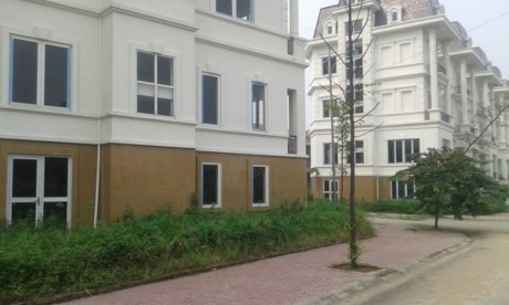 Liền hồ nước là khu hỗn hợp thể thao, giải trí , ăn uống, thương mại, hành chính…. Ở khu vực này bố trí các biệt thự đơn lập, nhà vườn, nhà liền kề, nhà ở, lô phố, tận dụng tối đa cảnh quan mặt hồ và các công trình công cộng. Khu đô thị được bố trí tự nhiên, kết hợp với hồ nước, các vỉa hè dạo được lát gạch các màu sắc khác nhau tạo nên sự mềm mại, phong phú trong cách bố trí cảnh quan. Các khối biệt thự, nhà vườn kết hợp với công trình công cộng, mặt hồ, các dải cây xanh tạo nên một chuỗi liên hoàn và sự cảm nhận khác nhau về không gian khi đi trong khu đô thị. Có thiết kế bề thế và hiện đại là vậy nhưng ở thời điểm hiện tại sau khi đã hoàn thiện khu đô thị này chỉ có lác đác vài ngôi nhà có người ở còn lại hàng trăm ngôi biệt thự phân lô bỏ hoang.