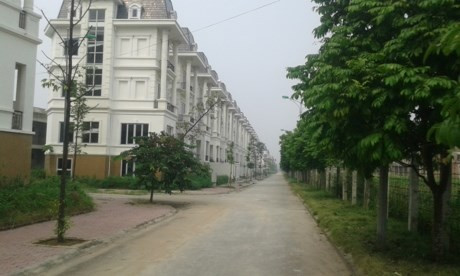 Những con đường trong khu đô thị cao cấp vắng tanh không một bóng người.