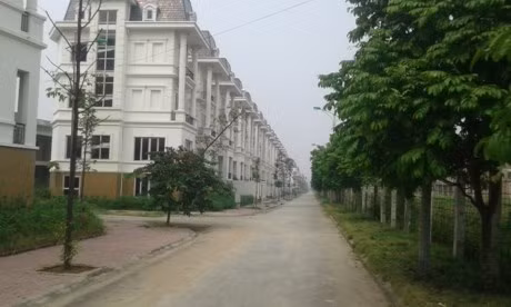 Những con đường trong khu đô thị cao cấp vắng tanh không một bóng người.