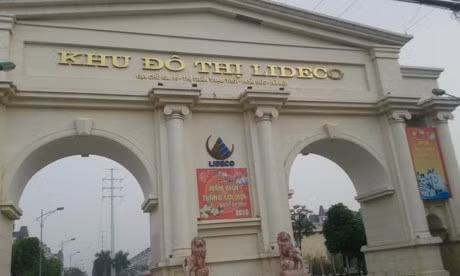 Nằm ở phía Bắc quốc lộ 32 cách trung tâm Hà Nội khoảng 10 km về phía Tây, khu đô thị Lideco với hàng trăm ngôi biệt thự đang trong cảnh hoang vắng, lạnh lẽo, không có người qua lại.