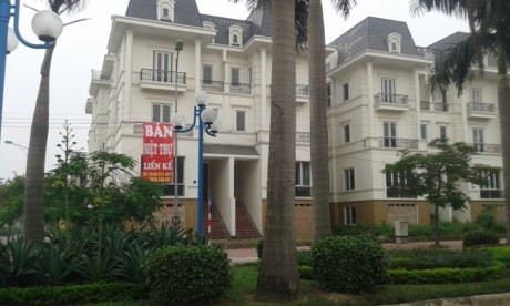 Bảng rao bán biệt thự liền kề được treo ở nhiều nơi trong khu đô thị.